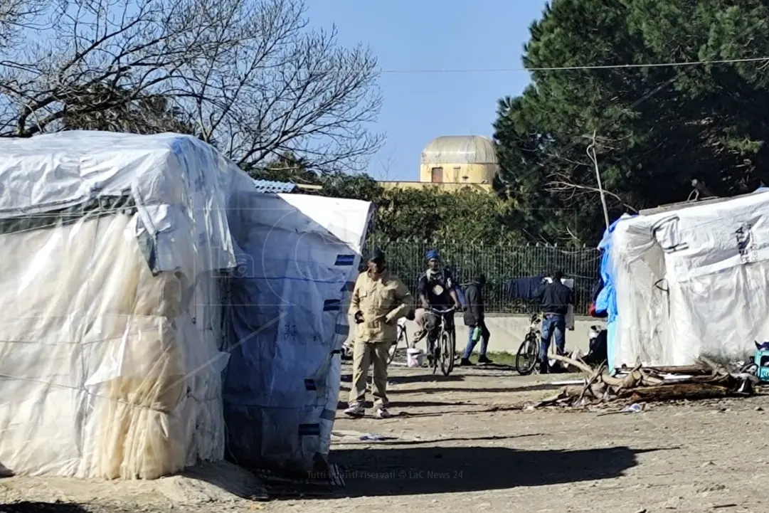 <p>La tendopoli dei migranti a&nbsp;San Ferdinando</p>\\n