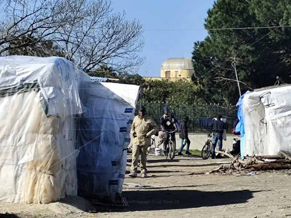 Nella tendopoli di San Ferdinando per i migranti un altro inverno senza riscaldamenti e acqua calda