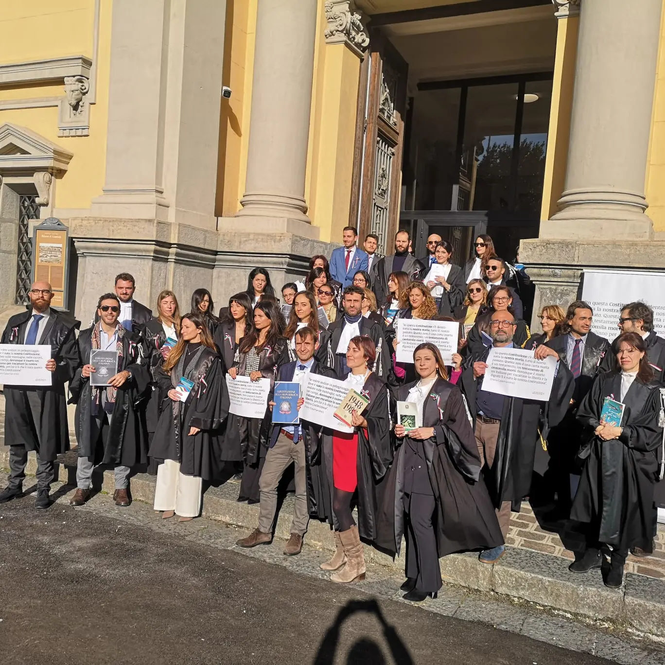 Riforma della giustizia, il No dei magistrati a Catanzaro con la Costituzione in mano: «Protestiamo per i cittadini»\n