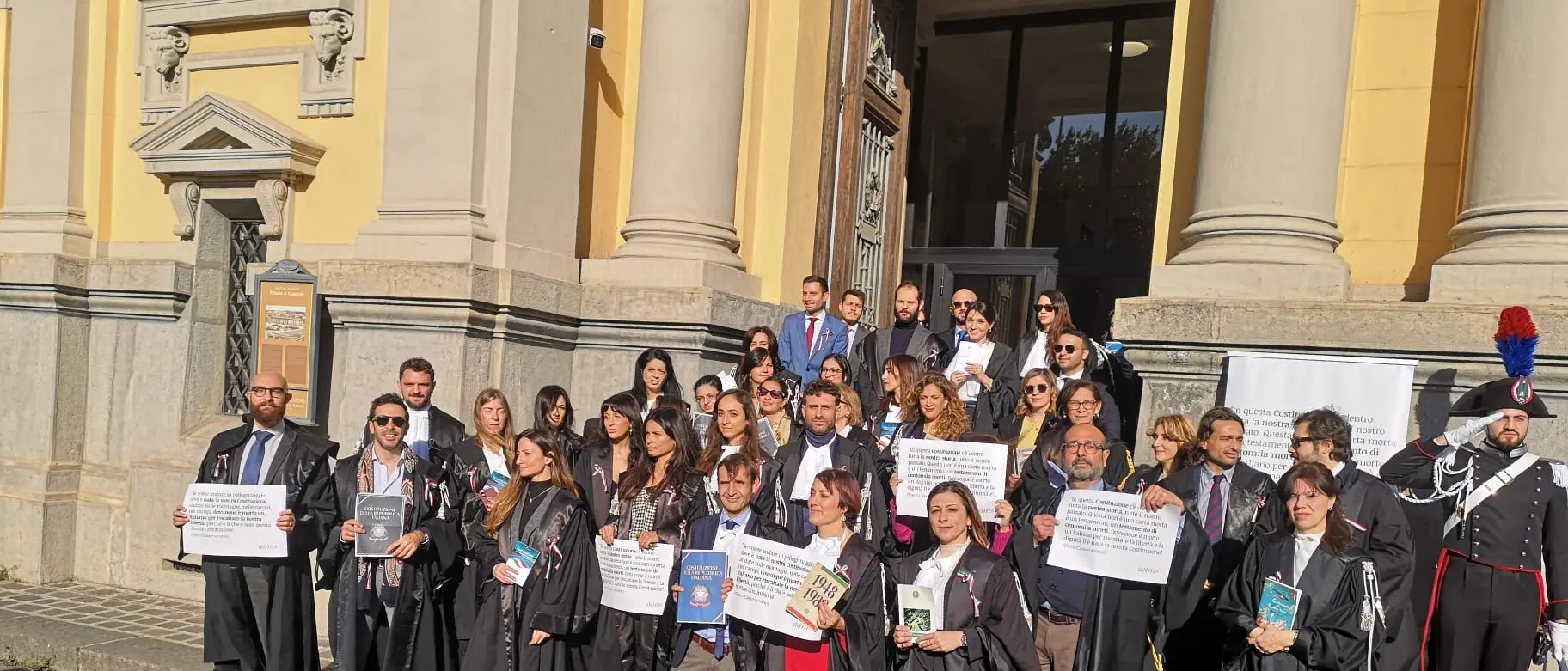 Riforma della giustizia, il No dei magistrati a Catanzaro con la Costituzione in mano: «Protestiamo per i cittadini»\n