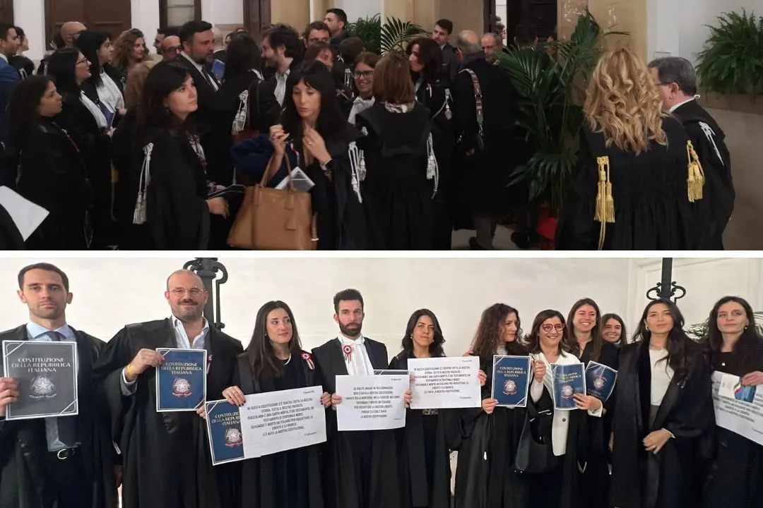 <p>Sopra, i magistrati abbandonano l&#39;aula della Corte d&#39;Appello per protesta. Sotto, la manifestazione a Reggio Calabria</p>\\n