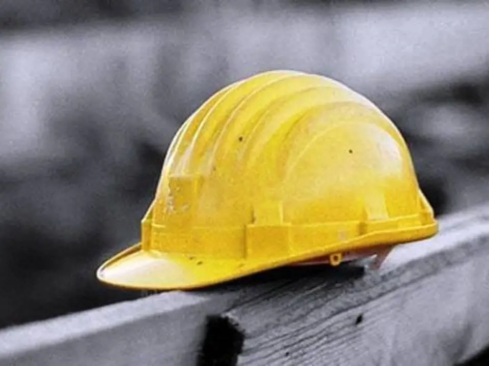 Mandatoriccio, 25enne morto sul lavoro: fatale la caduta dal tetto di un capannone