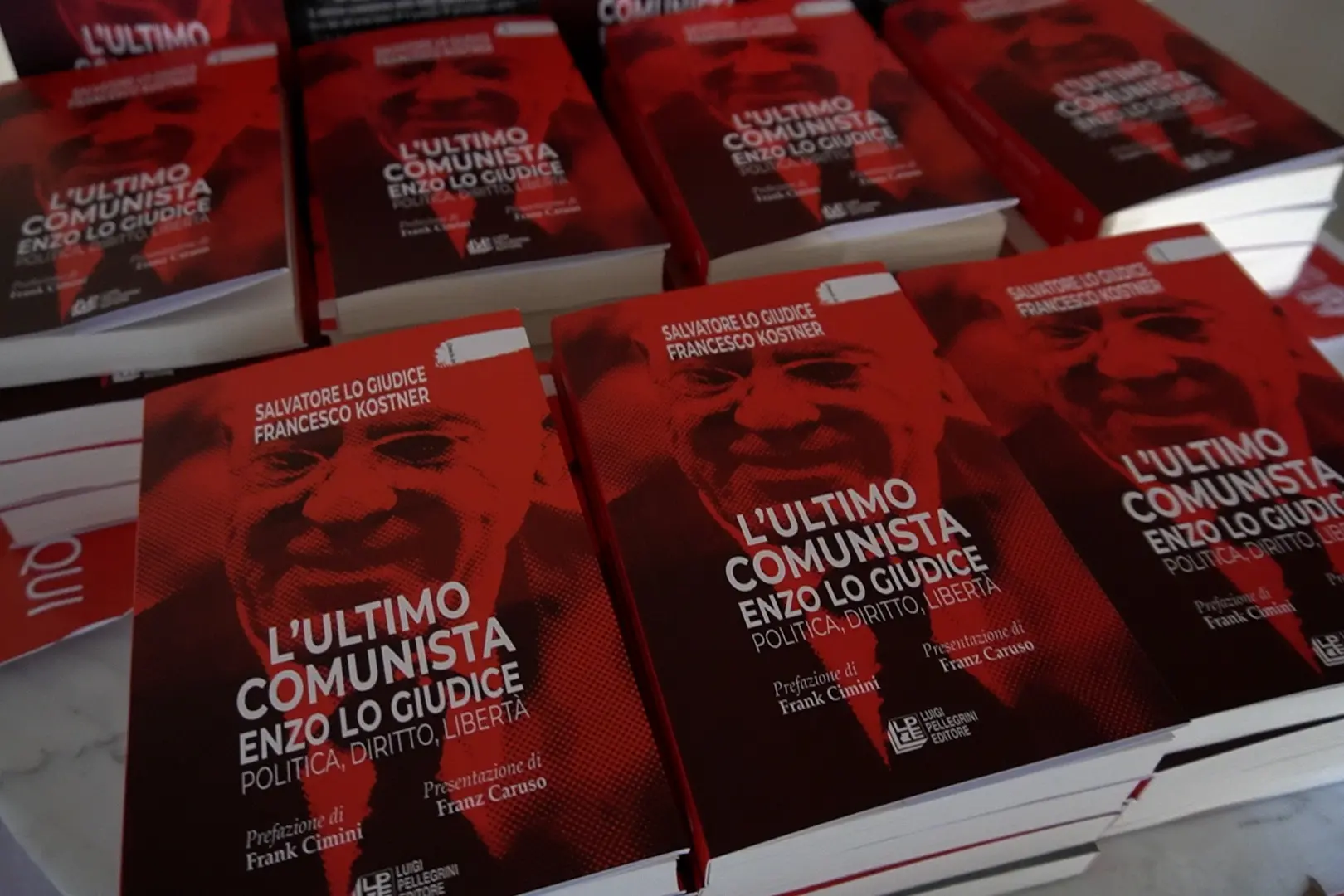 <p>Le copie del libro &quot;L&#39;ultimo comunista&quot;, scritto a quattro mani da Salvatore Lo Giudice e Francesco Kostner</p>\\n