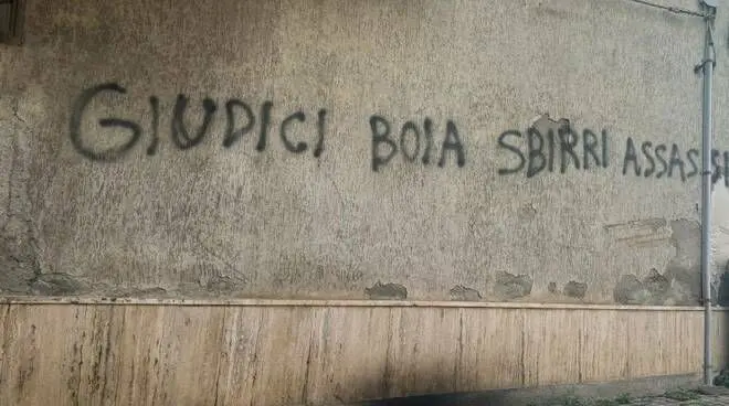 Scritte offensive contro giudici e forze dell’ordine a Lamezia, il sindacato dei carabinieri: «Odio preoccupante e pericoloso»