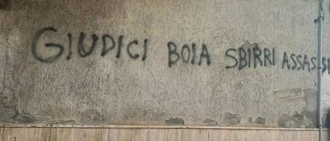 Scritte offensive contro giudici e forze dell’ordine a Lamezia, il sindacato dei carabinieri: «Odio preoccupante e pericoloso»