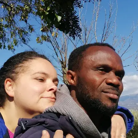 I baci sul pancione di Rosa e i vocali dopo il “parto”, ecco perché Moses è stato scarcerato dopo il sequestro di Sofia