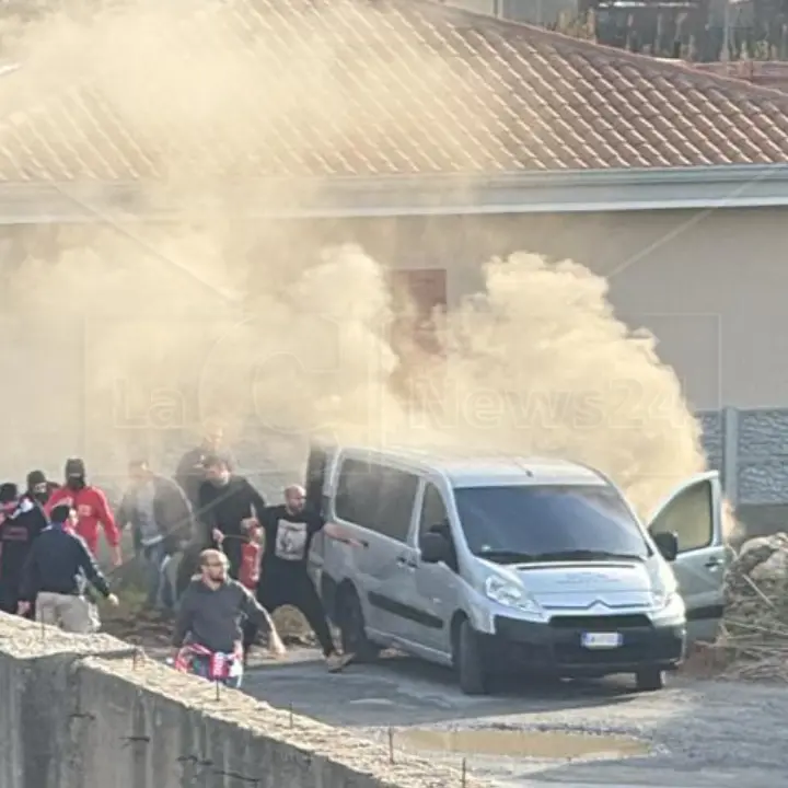 Tensione dopo Paolana-Rossanese,\u00A0incendiato il furgone dei tifosi ospiti: indagini in corso