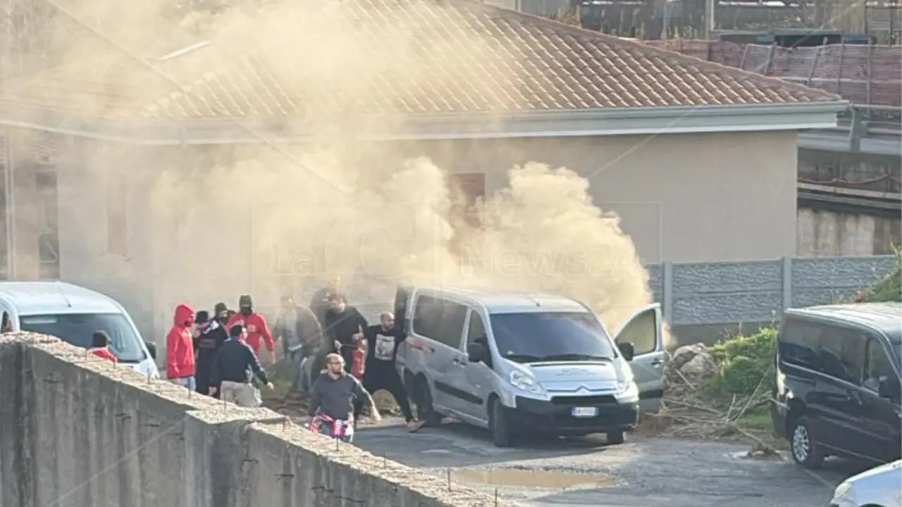 Tensione dopo Paolana-Rossanese, incendiato il furgone dei tifosi ospiti: indagini in corso