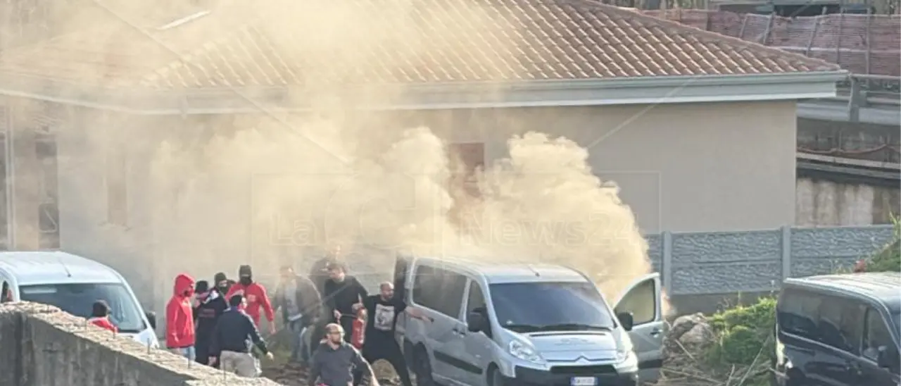 Tensione dopo Paolana-Rossanese,\u00A0incendiato il furgone dei tifosi ospiti: indagini in corso