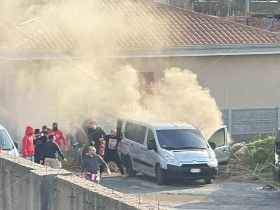 Tensione dopo Paolana-Rossanese, incendiato il furgone dei tifosi ospiti: indagini in corso