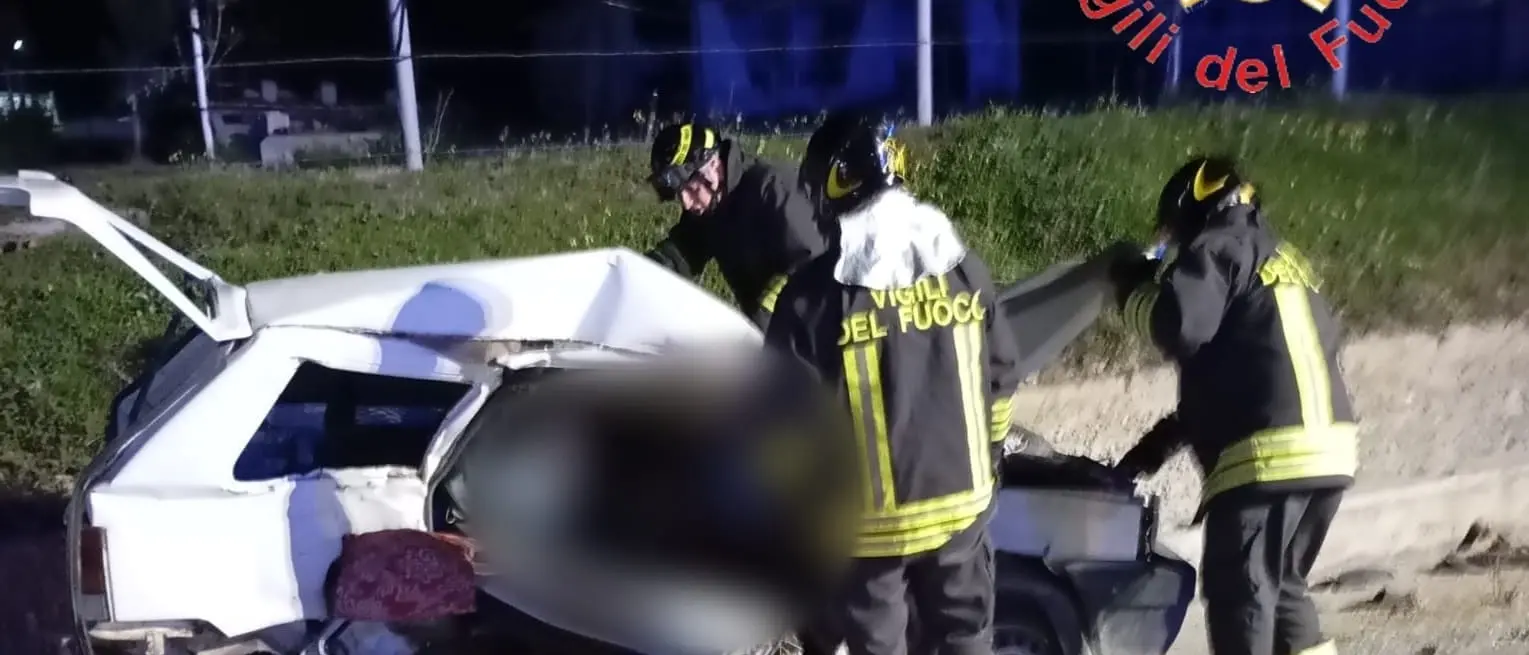 La statale 106 miete ancora vittime: un morto e un ferito in un tragico incidente a Cutro