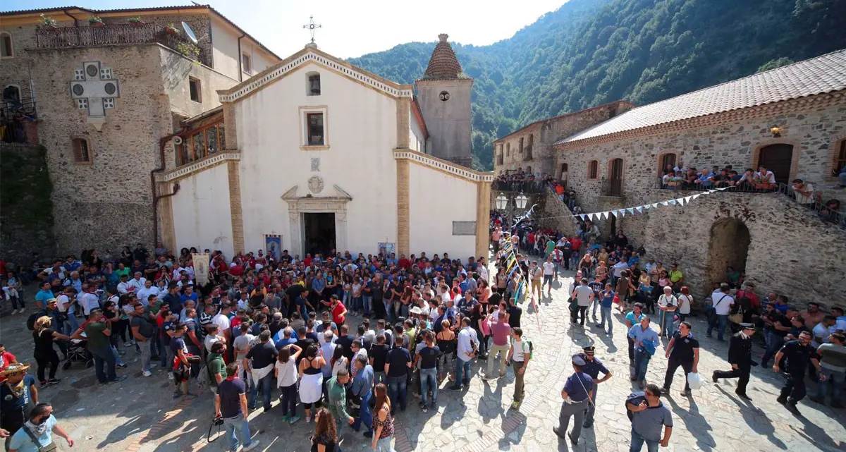 Inchiesta a San Luca, l’auto dell’ex assessore bruciata dopo la revoca delle concessioni per le bancarelle di Polsi: «Fu intimidazione»