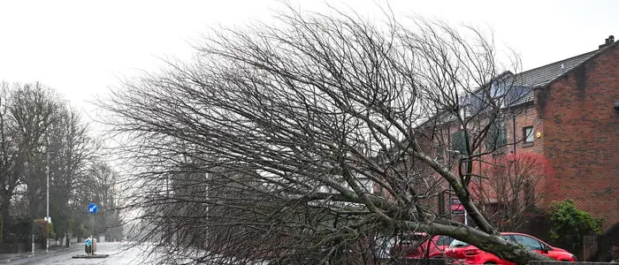 La tempesta Eowyn lascia al buio centinaia di migliaia di case in Irlanda e Scozia, c’è anche un morto