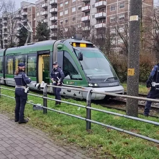 Milano, uomo muore investito da un tram: in corso le indagini