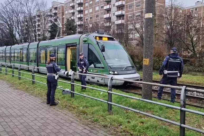 Milano, uomo muore investito da un tram: in corso le indagini