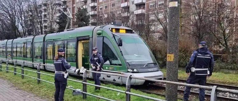 Milano, uomo muore investito da un tram: in corso le indagini