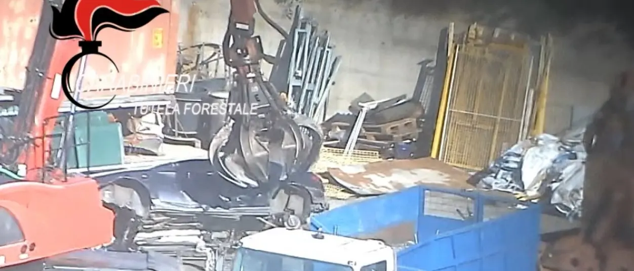 Rifiuti pericolosi “smaltiti” all’interno di auto in rottamazione: 8 indagati e sequestri nel Reggino