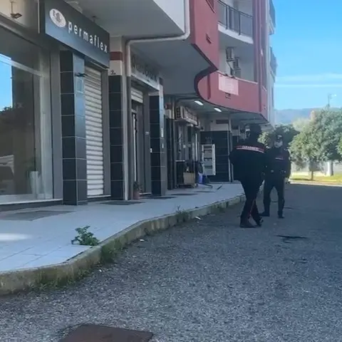 Corigliano Rossano, bambina di quattro anni cade dal secondo piano, resta illesa e comincia a cercare la mamma\n