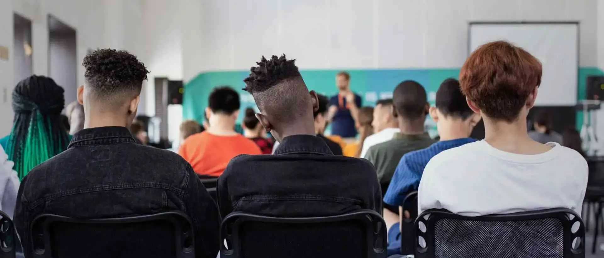 Crotone, 70 giubbotti catarifrangenti ai migranti del Cpia di Crotone per garantirne la sicurezza in strada