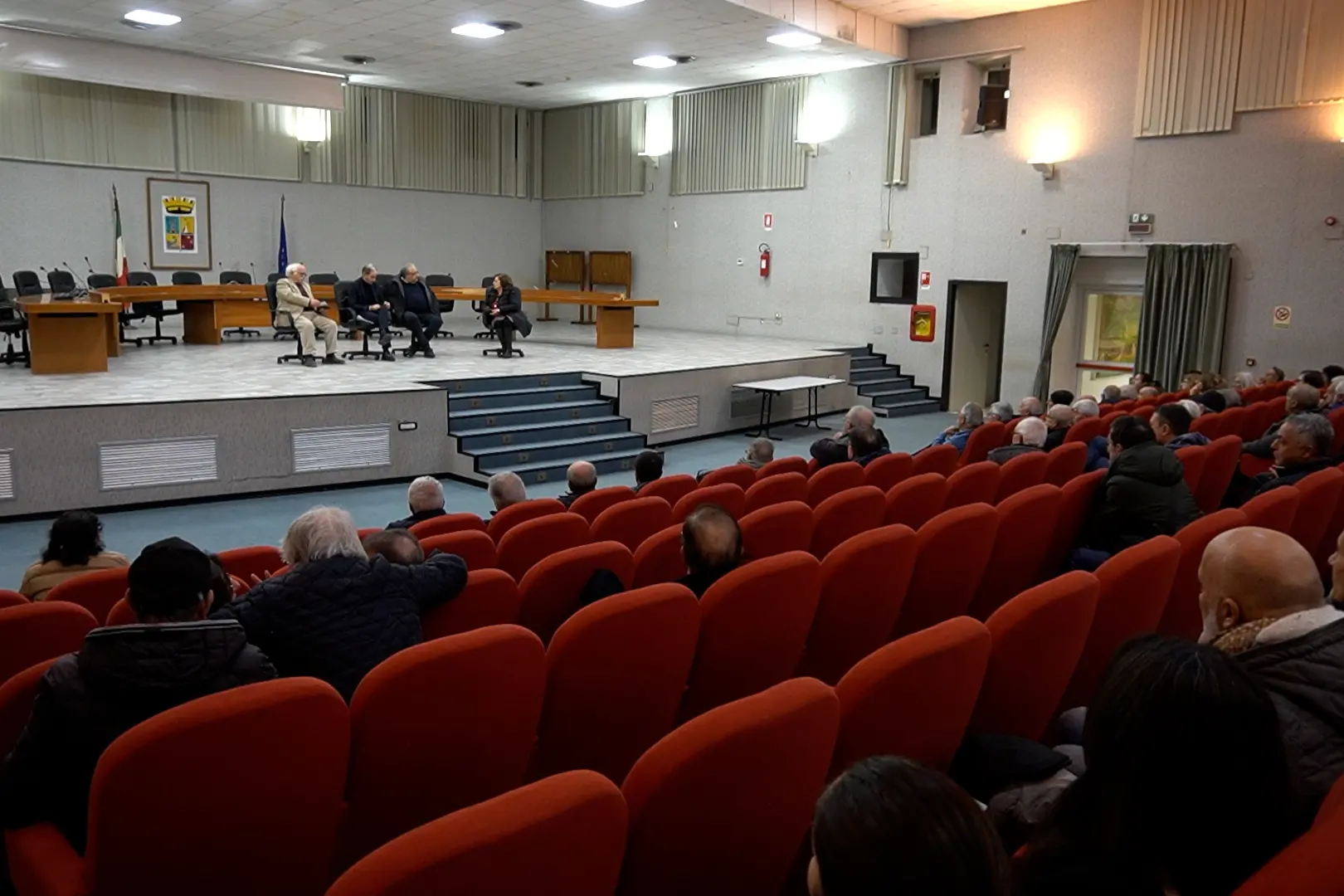 <p>Un momento della manifestazione pubblica che si &egrave; svolta nella sala polifunzionale di Scalea</p>\\n