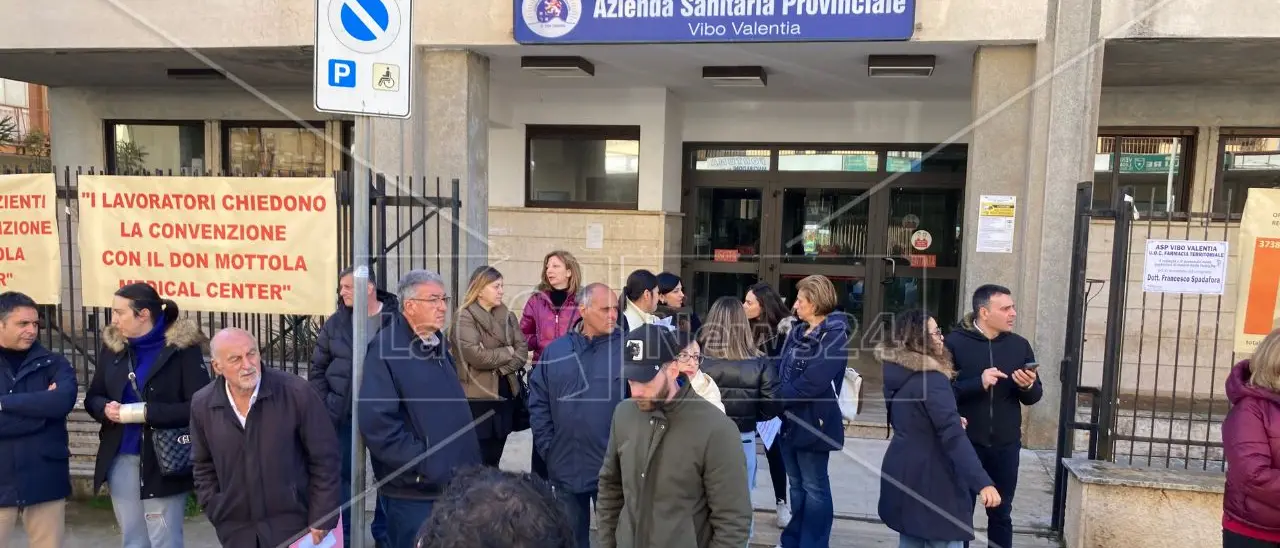 Vibo, sit-it ad oltranza davanti all’Asp per salvare il Don Mottola Medical Center dalla chiusura\n