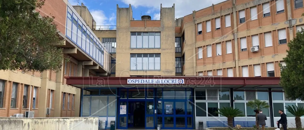 Concorsi deserti, medici in fuga (o a gettone) e i cubani a tappare i buchi: la lenta agonia dell’ospedale di Locri