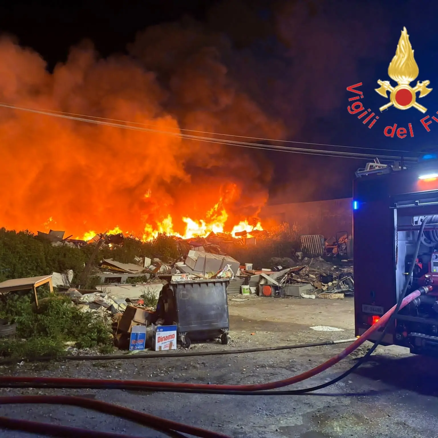 Catanzaro, a fuoco una discarica abusiva vicino al campo rom: inviati 25 vigili del fuoco\n