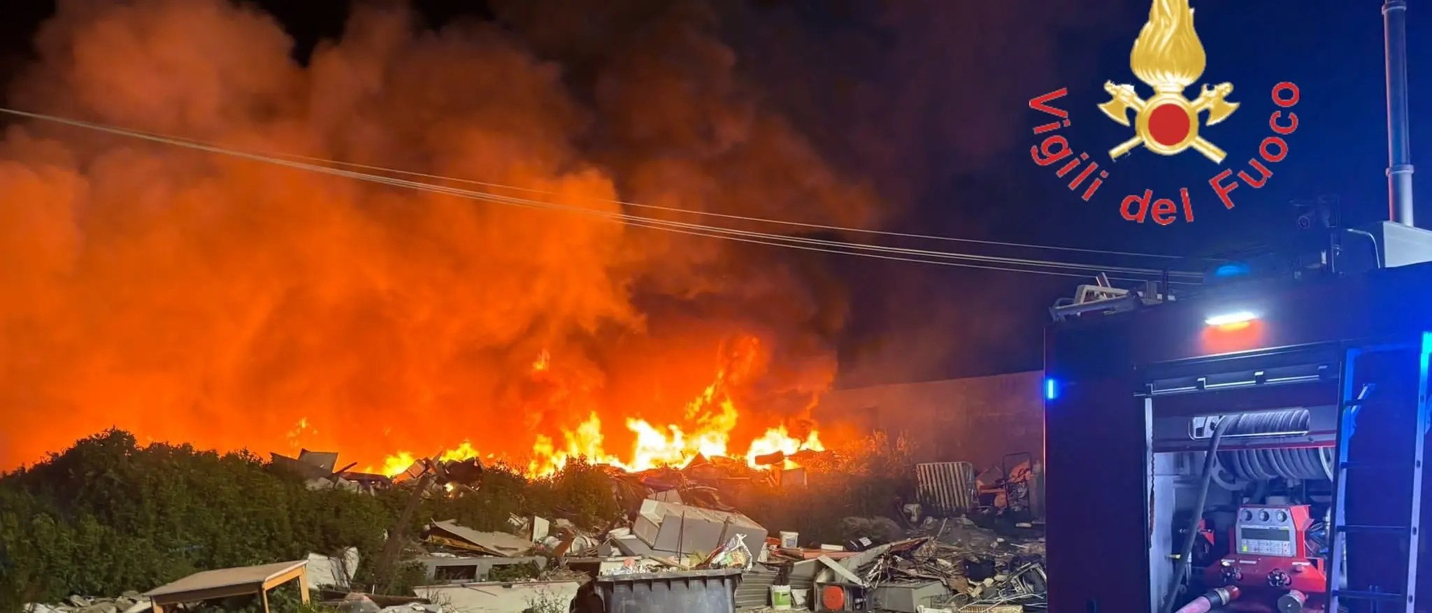 Catanzaro, a fuoco una discarica abusiva vicino al campo rom: inviati 25 vigili del fuoco\n