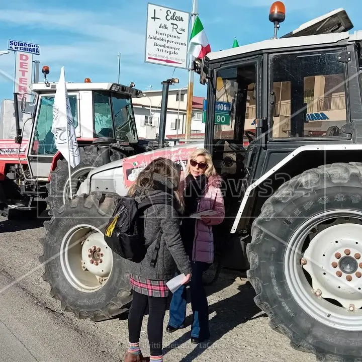 La protesta dei trattori parte da Botricello:\u00A0«Chiediamo lo stato di crisi, troppo alti i costi di produzione»\n
