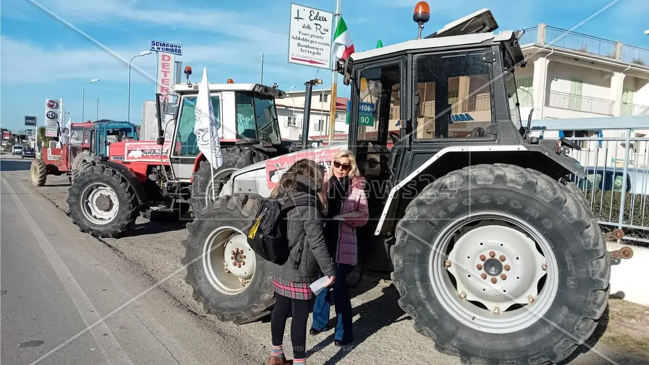 La protesta dei trattori parte da Botricello: «Chiediamo lo stato di crisi, troppo alti i costi di produzione»