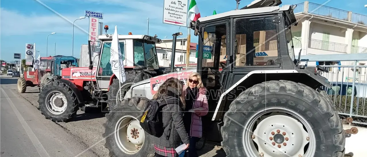 La protesta dei trattori parte da Botricello:\u00A0«Chiediamo lo stato di crisi, troppo alti i costi di produzione»\n