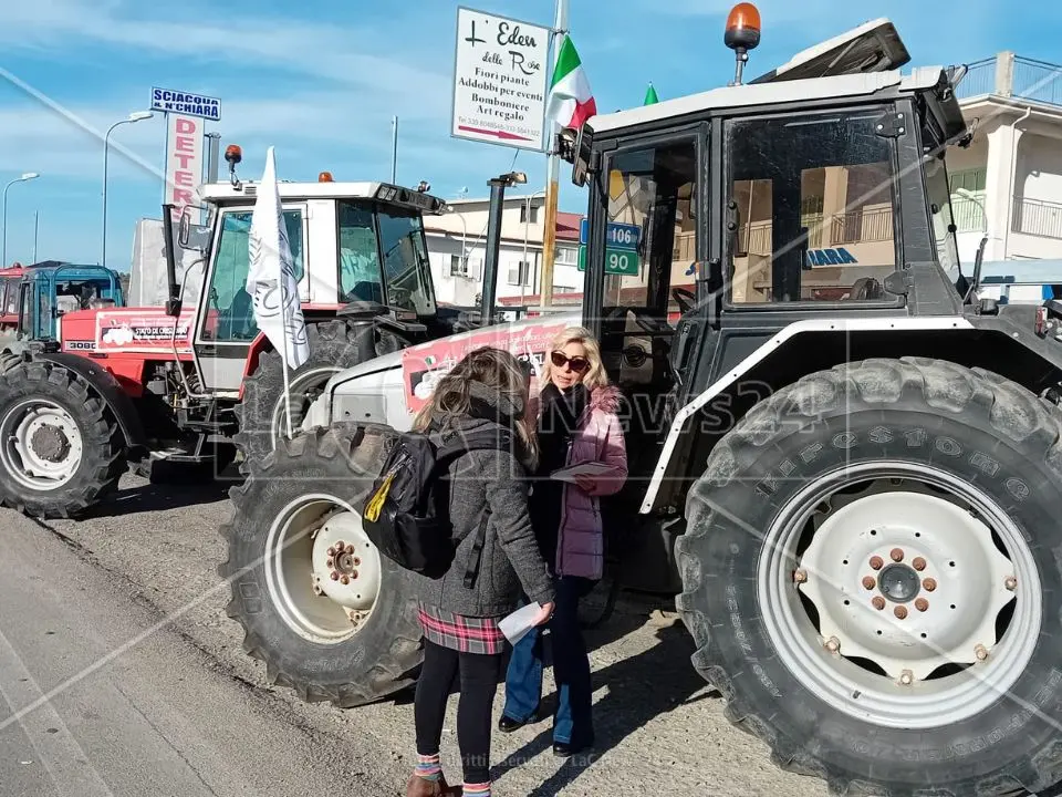 La protesta dei trattori parte da Botricello: «Chiediamo lo stato di crisi, troppo alti i costi di produzione»