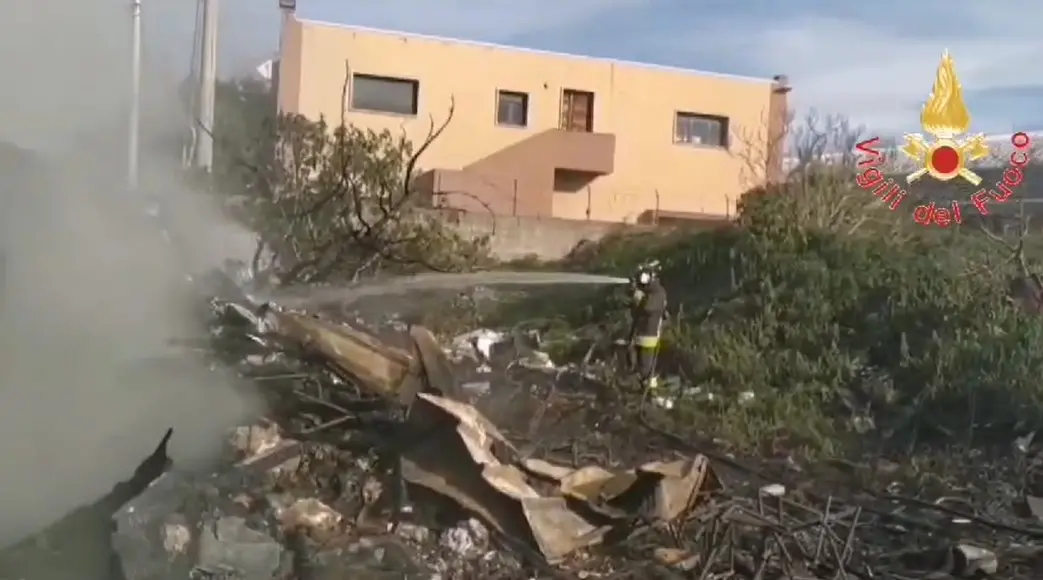 Catanzaro, a fuoco una discarica abusiva vicino al campo rom