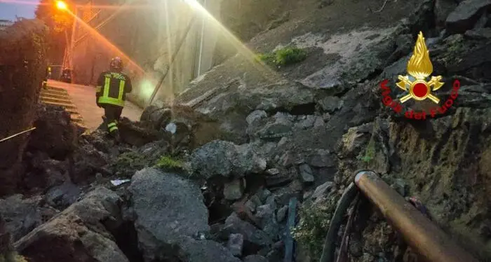 Maltempo, allerta rossa in Liguria e bombe d’acqua in\u00A0Toscana: crolli, frane ed esondazioni nella notte\n