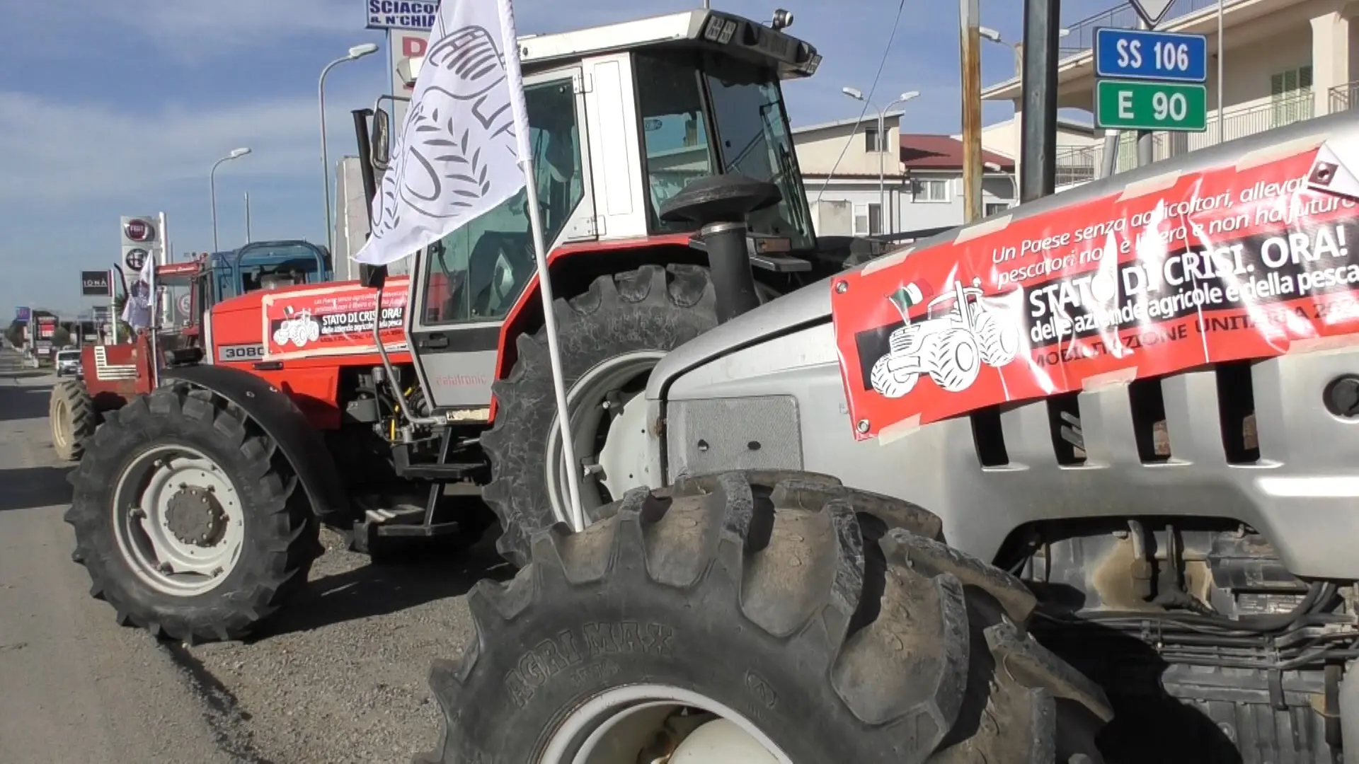 Trattori in strada, ricomincia la mobilitazione degli agricoltori:\u00A0«Al Governo le chiavi delle aziende, noi cambiamo mestiere»\n