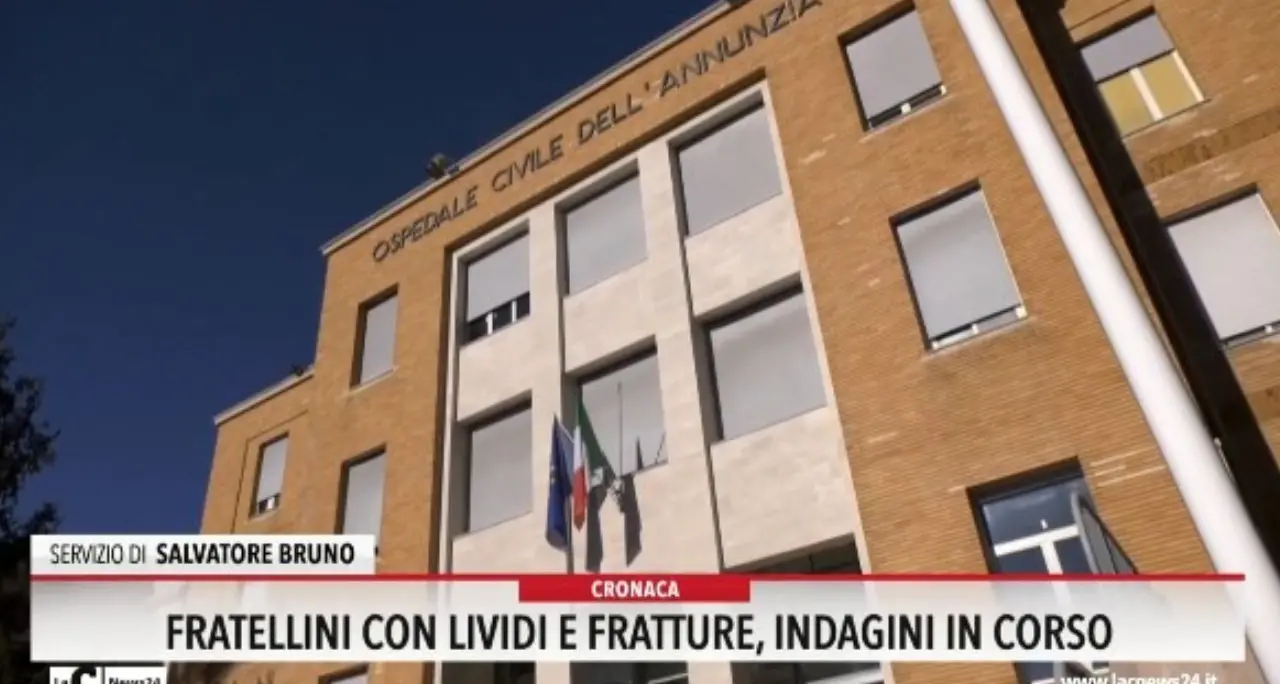 Fratellini con lividi e fratture indagini in corso