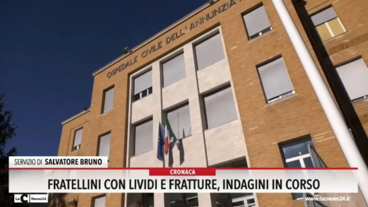 Fratellini con lividi e fratture indagini in corso