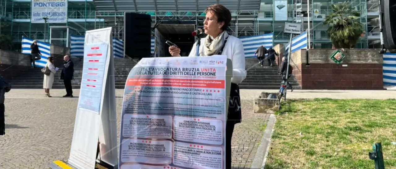 Spostamento dei processi, a Cosenza gli avvocati penalisti manifestano davanti al Tribunale\u00A0\n