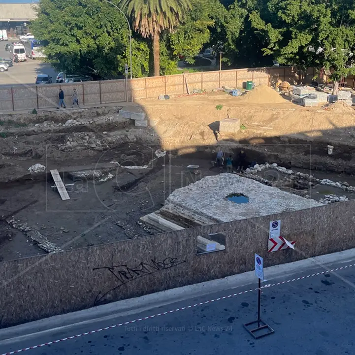 Reggio Calabria, archeologhe e operai al lavoro negli\u00A0scavi di piazza Garibaldi