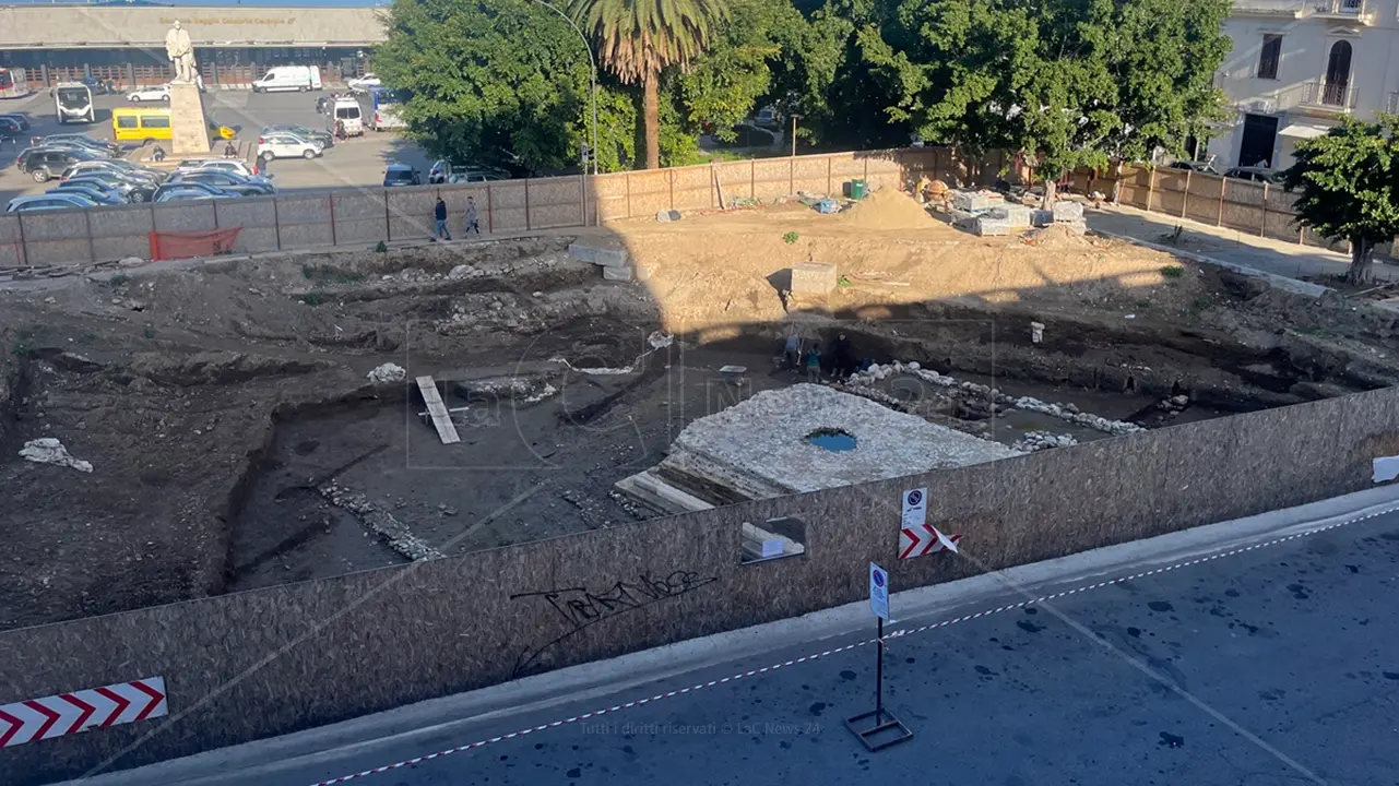 <p>Il cantiere degli scavi archeologici di piazza Garibaldi a Reggio Calabria&nbsp;</p>\\n