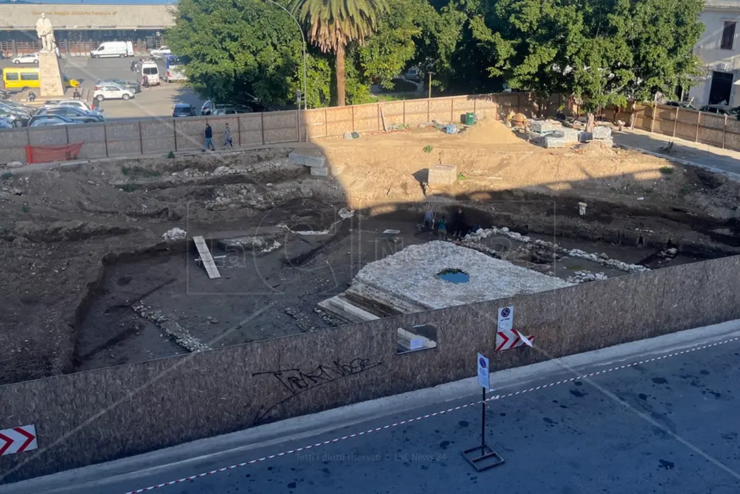 <p>Il cantiere degli scavi archeologici di piazza Garibaldi a Reggio Calabria&nbsp;</p>\\n