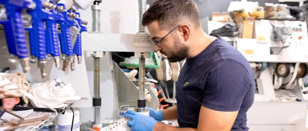 La sfida vinta di Antonio, è rimasto in Calabria e fa il calzolaio: «Amo il mio mestiere, ho richieste da tutta Italia»\n