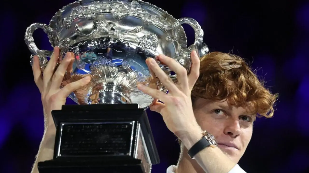 Jannik Sinner con il trofeo degli Australian Open