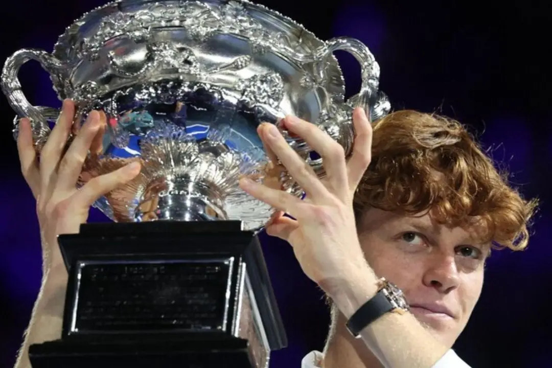 Jannik Sinner con il trofeo degli Australian Open