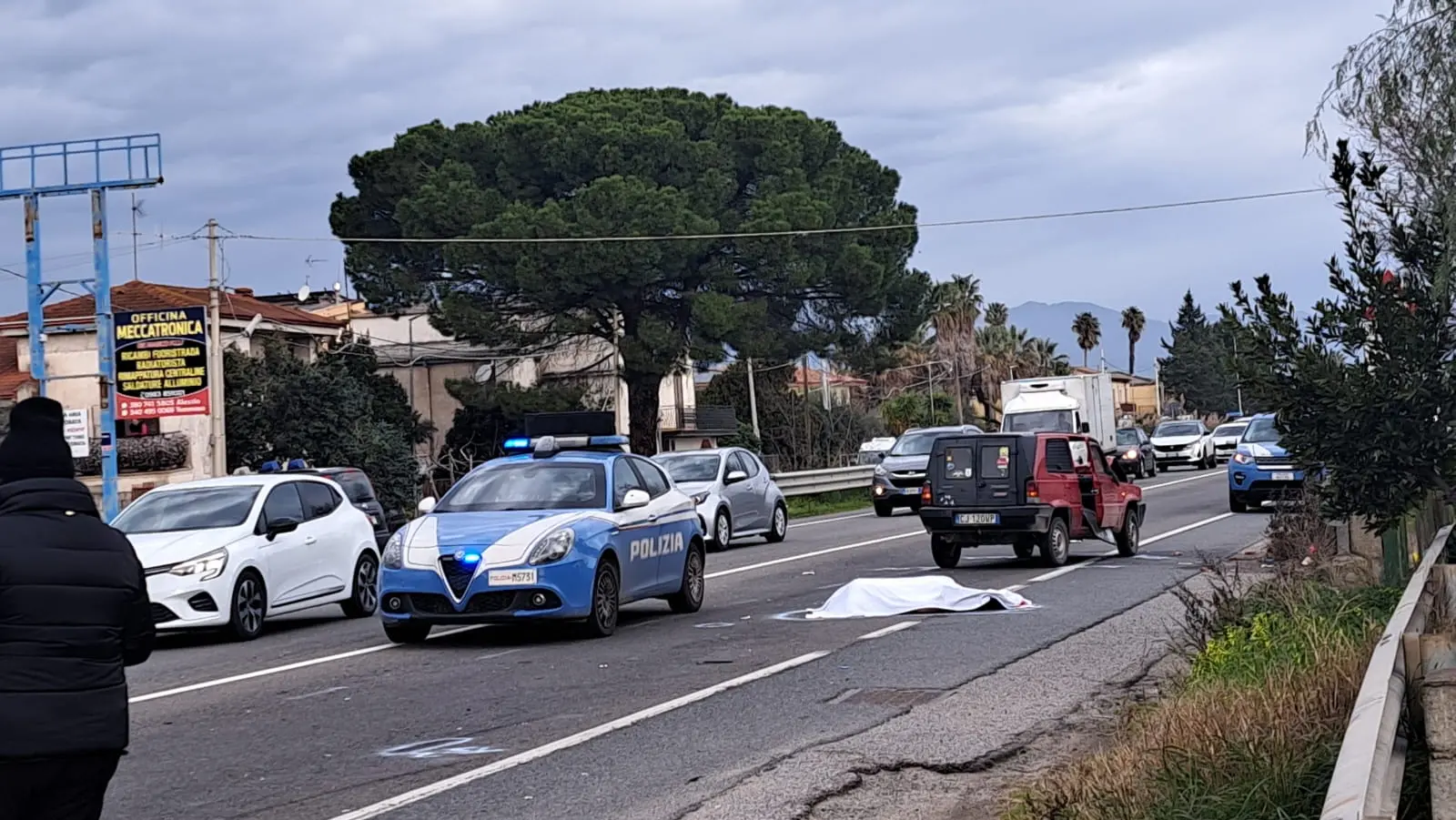 Un’altra tragedia sulla statale 106: donna travolta da un’auto a Corigliano Rossano in un tratto già teatro di incidenti mortali
