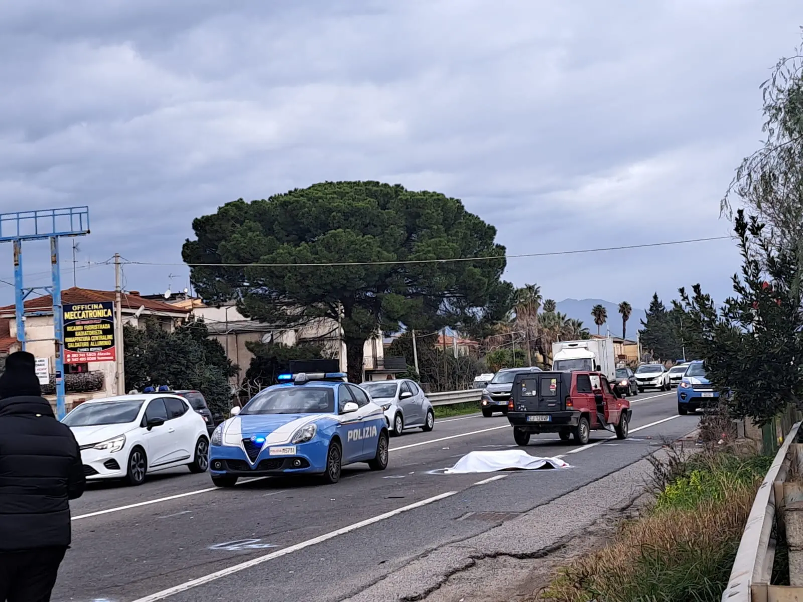 Un’altra tragedia sulla statale 106: donna travolta da un’auto a Corigliano Rossano in un tratto già teatro di incidenti mortali\n