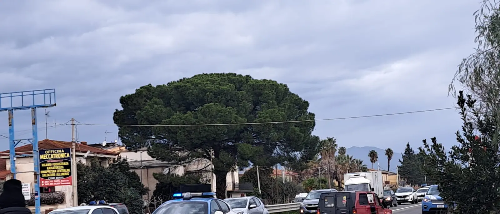 Un’altra tragedia sulla statale 106: donna travolta da un’auto a Corigliano Rossano in un tratto già teatro di incidenti mortali\n