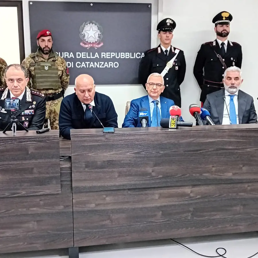 «La ’ndrangheta controllava tutto, imprenditori a disposizione del boss latitante in segno di devozione»: Capomolla racconta l’inchiesta sui Gallace\n