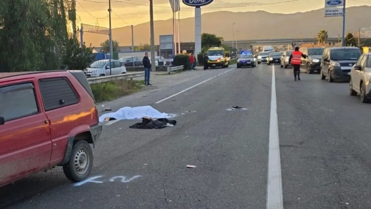 Incidente mortale sulla statale 106, arrestato il conducente dell'auto che ha investito e ucciso una 51enne\n