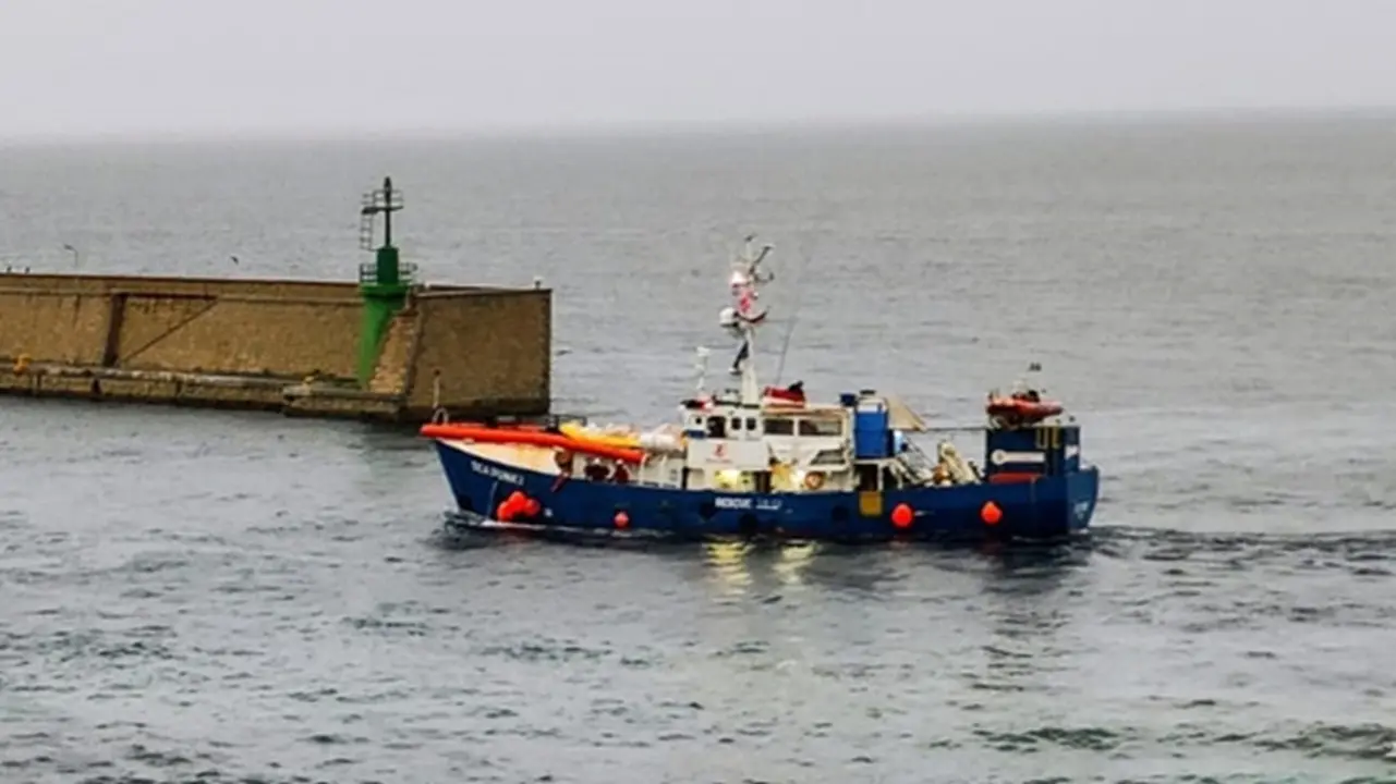 <p>La nave Sea Punk 1 entra nel porto di Reggio Calabria</p>\\n